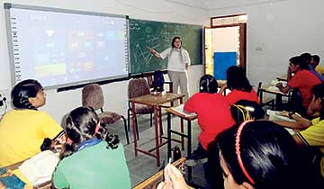 Deanna D'Onofrio (USA) in an ICT based teaching session during Teachers for Global Classrooms Program 2016 at KV Chhatarpur.